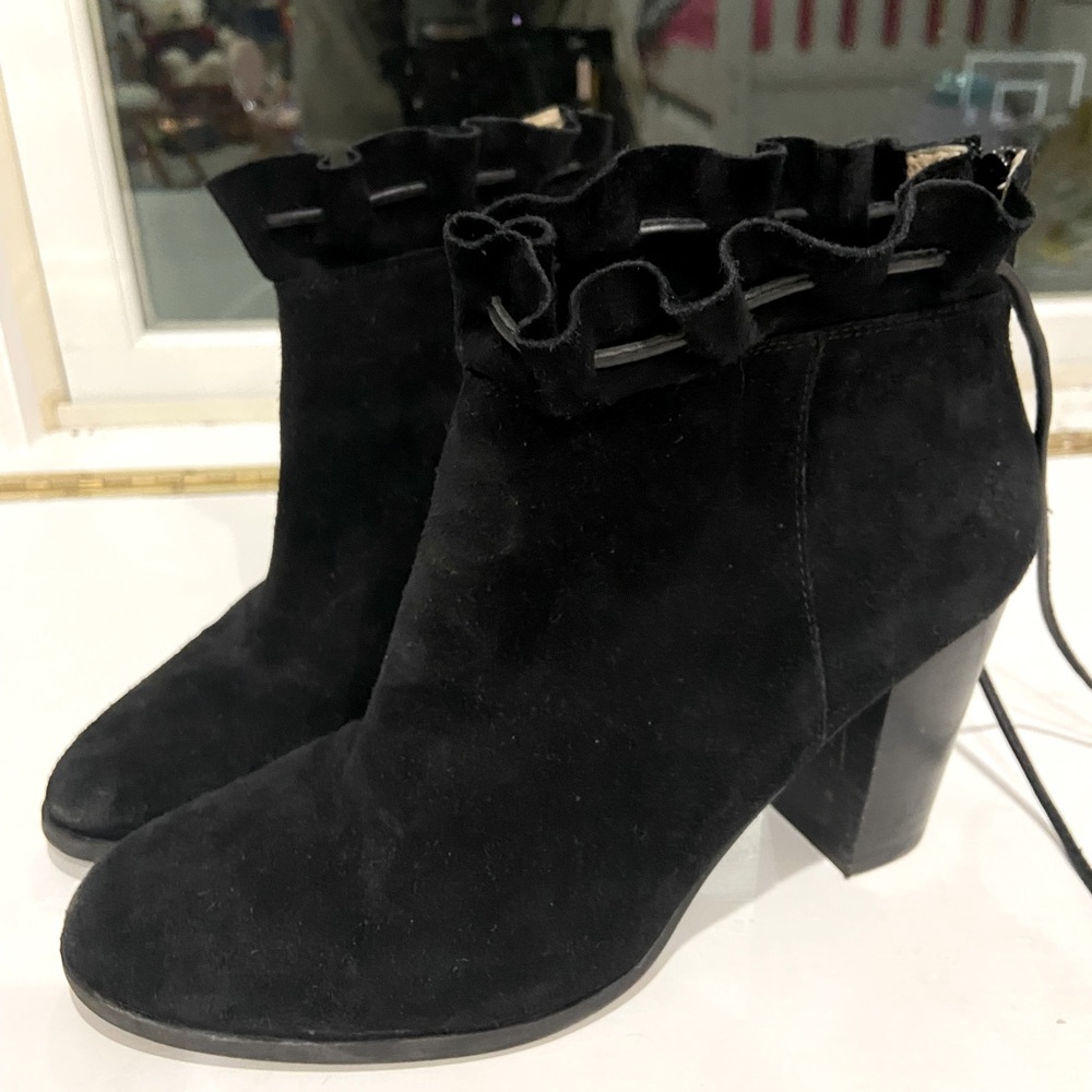 Black Short Boots with heel and tie